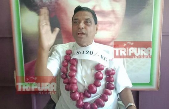 Tripura Congress leader held press meet on Price Hike garlanding self with Onions at Rs. 120 Kg, says, ‘UPA era’s Rs. 25 onion prices now Rs. 120 under Hitler BJP era’ Tripura Congress leader held press meet on Price Hike garlanding self with Onions at Rs. 120 Kg, says, ‘UPA era’s Rs. 25 onion prices now Rs. 120 under Hitler BJP era’